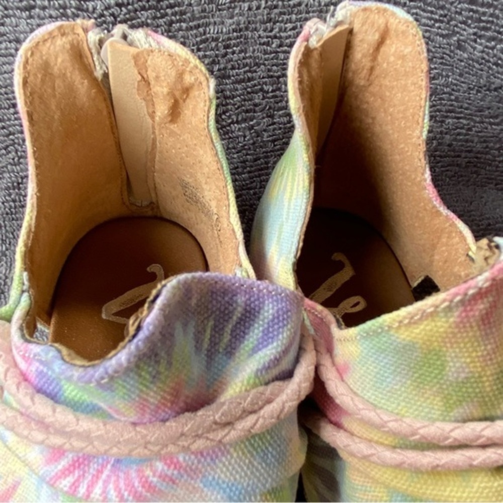 Very G Sandal’s Shoes Women’s Size 6 Flats Blue Yellow Pink Print Back Zip - Picture 8 of 10
